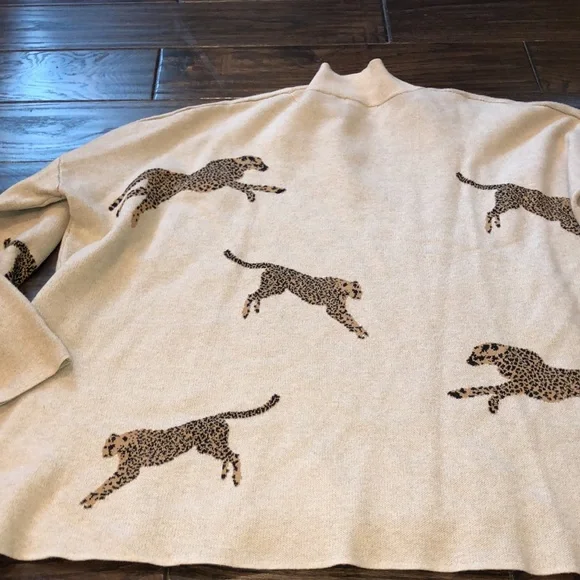 Entro leopard print sweater size large with high side slits - Picture 9 of 9